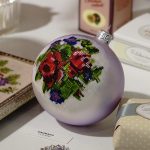 wystawa ręcznie zdobionych ozdób choinkowych