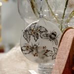 wystawa ręcznie zdobionych ozdób choinkowych