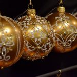 wystawa ręcznie zdobionych ozdób choinkowych