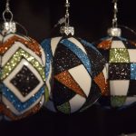 wystawa ręcznie zdobionych ozdób choinkowych