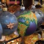 wystawa ręcznie zdobionych ozdób choinkowych