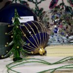 wystawa ręcznie zdobionych ozdób choinkowych