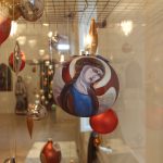 wernisaż szklanych, ręcznie zdobionych ozdób w trebiszowie