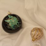 wernisaż szklanych, ręcznie zdobionych ozdób w trebiszowie