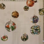 wernisaż szklanych, ręcznie zdobionych ozdób w trebiszowie