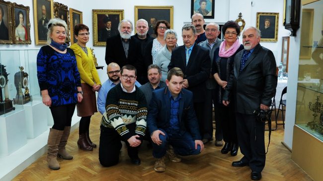 dyr. Alfred Sepioł wraz z pracownikami oraz Radą Muzeum-min