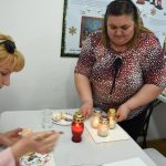 warsztaty zdobienia pisanek tradycyjnymi ludowymi metodami.