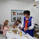 warsztaty zdobienia pisanek tradycyjnymi ludowymi metodami.