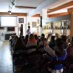 warsztaty zdobienia pisanek tradycyjnymi ludowymi metodami.