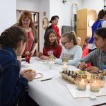 warsztaty zdobienia pisanek tradycyjnymi ludowymi metodami.