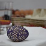 warsztaty zdobienia pisanek tradycyjnymi ludowymi metodami.