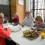 warsztaty zdobienia pisanek tradycyjnymi ludowymi metodami.