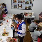 warsztaty zdobienia pisanek tradycyjnymi ludowymi metodami.