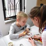 warsztaty zdobienia pisanek tradycyjnymi ludowymi metodami.