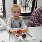 warsztaty zdobienia pisanek tradycyjnymi ludowymi metodami.