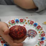 warsztaty zdobienia pisanek tradycyjnymi ludowymi metodami.