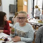 warsztaty zdobienia pisanek tradycyjnymi ludowymi metodami.