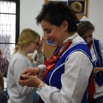 warsztaty zdobienia pisanek tradycyjnymi ludowymi metodami.