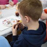 warsztaty zdobienia pisanek tradycyjnymi ludowymi metodami.