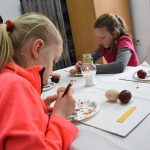 warsztaty zdobienia pisanek tradycyjnymi ludowymi metodami.