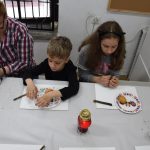 warsztaty zdobienia pisanek tradycyjnymi ludowymi metodami.