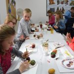 warsztaty zdobienia pisanek tradycyjnymi ludowymi metodami.