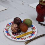 warsztaty zdobienia pisanek tradycyjnymi ludowymi metodami.