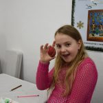 warsztaty zdobienia pisanek tradycyjnymi ludowymi metodami.