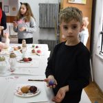 warsztaty zdobienia pisanek tradycyjnymi ludowymi metodami.