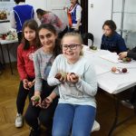 warsztaty zdobienia pisanek tradycyjnymi ludowymi metodami.