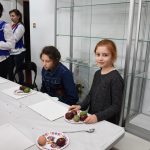 warsztaty zdobienia pisanek tradycyjnymi ludowymi metodami.