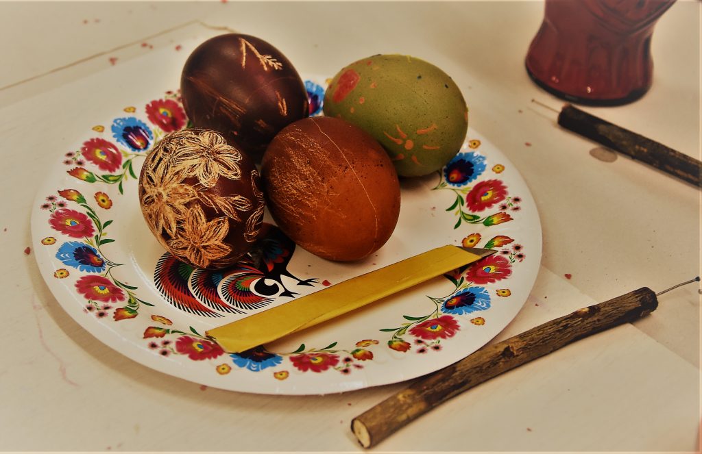 warsztaty zdobienia pisanek tradycyjnymi ludowymi metodami.