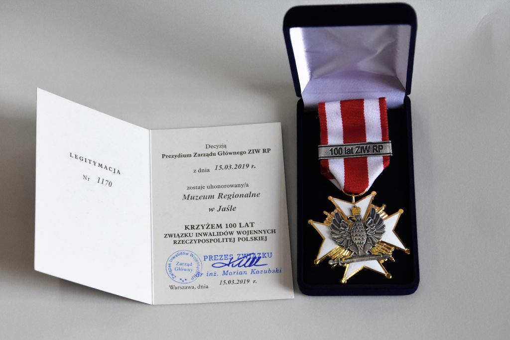uhonorowanie muzeum regionalnego w jaśle krzyżem 100 lat związku inwalidów wojennych rzeczpospolitej polskiej.