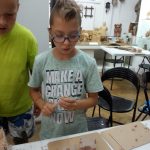 warsztaty rzeźbiarstwa w ramach "spotkań z etnografią"