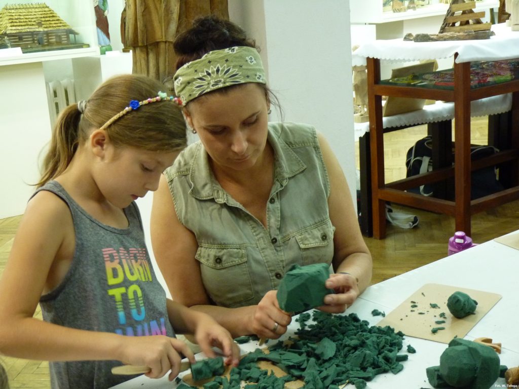 warsztaty rzeźbiarstwa w ramach "spotkań z etnografią"