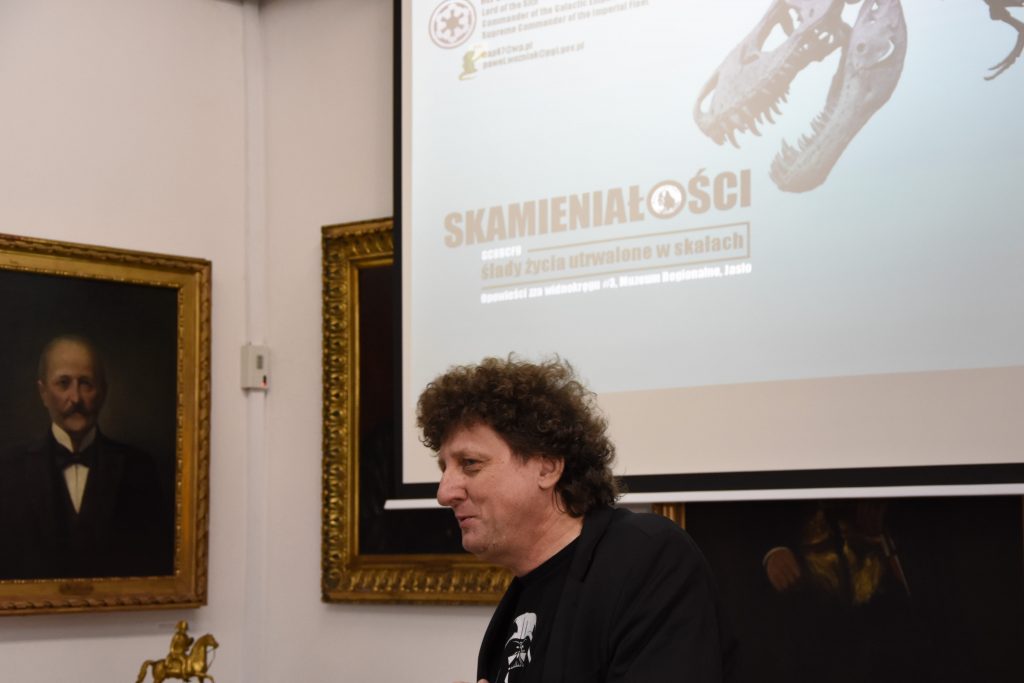 fotorelacja z wydarzenia opowieści zza widnokręgu  - spotkania z turystyką, pt.  „skamieniałości ślady życia utrwalone w skałach”.