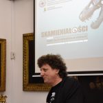 fotorelacja z wydarzenia opowieści zza widnokręgu  - spotkania z turystyką, pt.  „skamieniałości ślady życia utrwalone w skałach”.