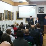 fotorelacja z wydarzenia opowieści zza widnokręgu  - spotkania z turystyką, pt.  „skamieniałości ślady życia utrwalone w skałach”.