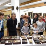 fotorelacja z wydarzenia opowieści zza widnokręgu  - spotkania z turystyką, pt.  „skamieniałości ślady życia utrwalone w skałach”.