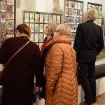 wystawa pocztówek i biżuterii patriotycznej w gorlicach