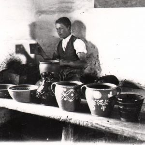 104 A.F. Etnografia, Garncarz przy pracy, Kołaczyce 1935 r.
