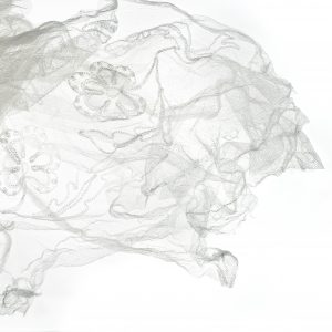 1058 Etnografia - Fragment chusty czepcowej, Klecie, sprzed 1914 r., wyrób fabryczny, na biały delikatny tiul naniesiony jest haft roślinny, wys. 80 cm, szer. 232 cm