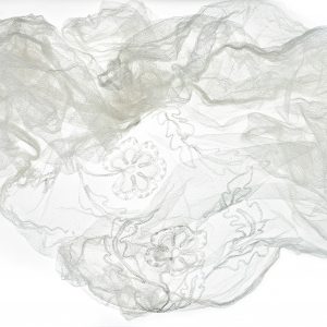 1058 Etnografia - Fragment chusty czepcowej, Klecie, sprzed 1914 r., wyrób fabryczny, na biały delikatny tiul naniesiony jest haft roślinny, wys. 80 cm, szer. 232 cm