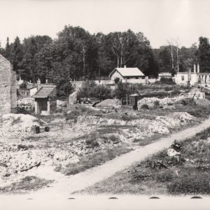106 AF Jasło, Widok od Fary na ruiny i cmentarz widoczna brama, 1945 r.