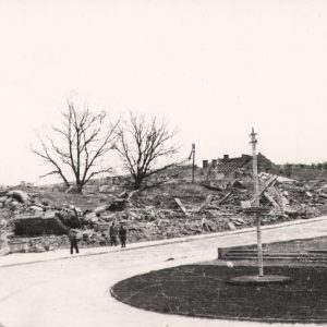 109 AF Jasło, Ruiny Banku Polskiego i Rady Powiatowej od strony ul. 3-go Maja, 1945 r.