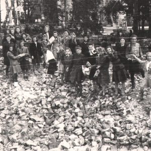 116 AF Jasło, Ruiny gimnazjum młodzież podczas odgruzowywania, 1945 r.