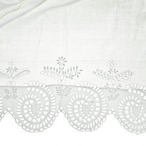 1174 Etnografia - Fragment Fartucha, Chrząstówka, 1880 r., na białym płótnie widnieje symetryczny, ażurowy haft typu krakowskiego, dł. 84 cm, szer. 49 cm, szer. dołu - 15,5 cm