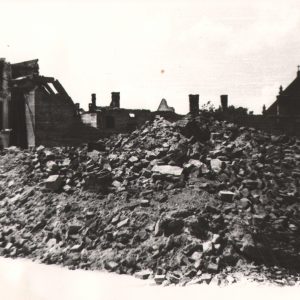 129 AF Jasło, ruiny w miejscu restauracji parkowej przy ul. Kołłątaja, po lewej drukarnia Szochet a w głębi kaplica gimnazjalna, 1945 r.