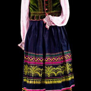 1387 Etnografia -Łemkowski strój ludowy, gorset został wykonany przez Marię Skałbę z Graba w 1907 r., bluzka z Ożennej, zapaska i spódnica ze Skalnika, wszystkie elementy stroju I połowa XX w.