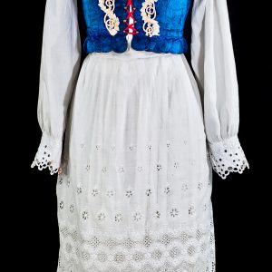 1492 Etnografia - Pogórzański strój ludowy, gorset z niebieskiego aksamitu, płócienna bluzka, spódnica i zapaska ręcznie wyszyte haftem ażurowym wypukłym, całość sprzed 1939 r.